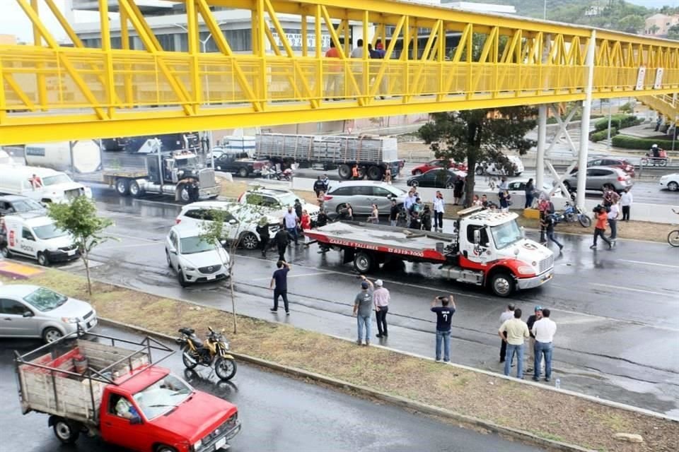 Elementos de Fuerza Civil y de Tránsito de Monterrey pidieron a los conductores liberar la vialidad.