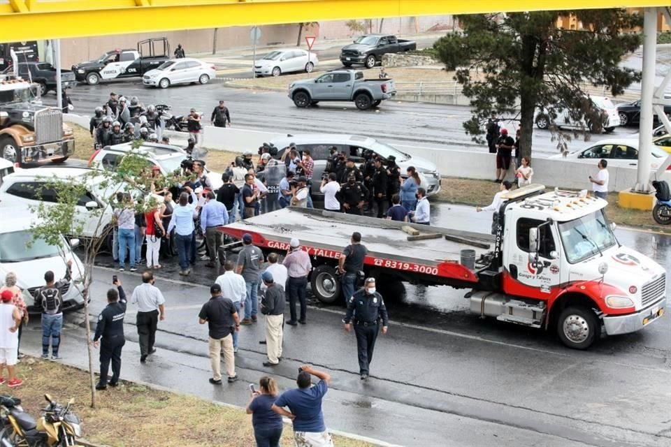 También acudieron elementos antimotines y llegó una grúa con la intención de retirar los cuatro vehículos que bloqueaban la carretera.