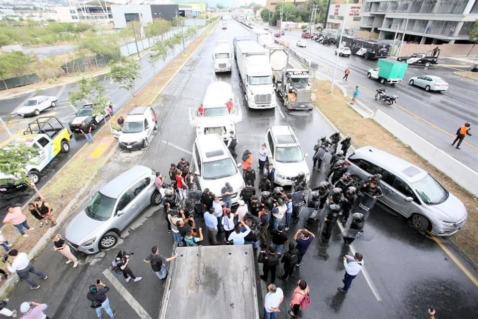 Las vecinas acusaron que fueron amedrentadas, ya que sólo eran cuatro mujeres y al lugar acudieron más de 20 elementos de Fuerza Civil.