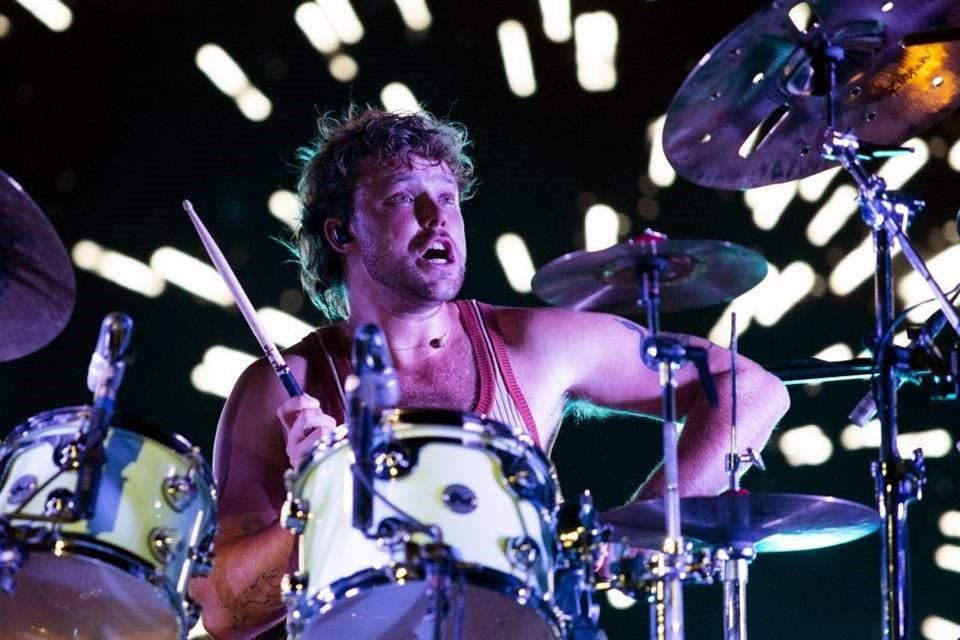 Ashton Irwin, baterista del grupo 5 Seconds Of Summer, fue llevado al hospital por un golpe de calor durante un concierto en Texas.