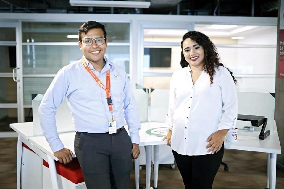 Darío González y Kenia Oyanguren, empleados de OXXO Gas, empresa de Femsa.