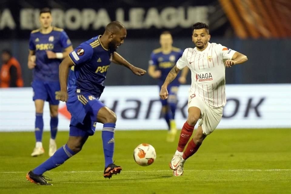 Jesús Corona (der.), una de las últimas joyas de la cantera de Rayados, milita actualmente en el Sevilla, de España.
