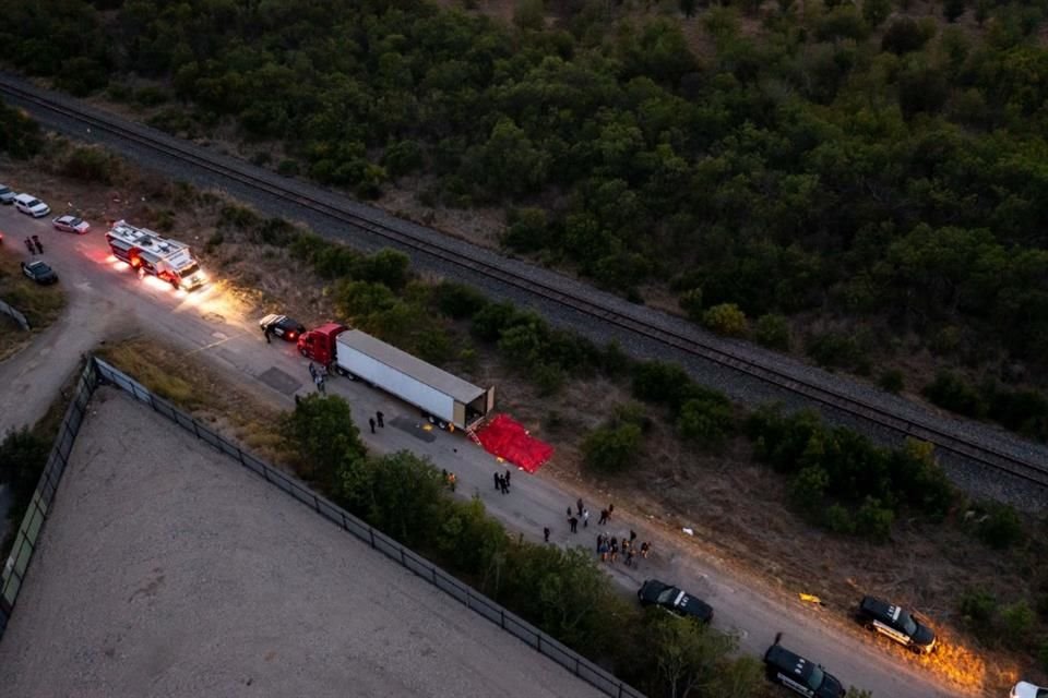 Equipo de FGR viaja a Texas para abrir investigación sobre asfixia de 50 migrantes dentro de tráiler en San Antonio, dijo Ebrard.