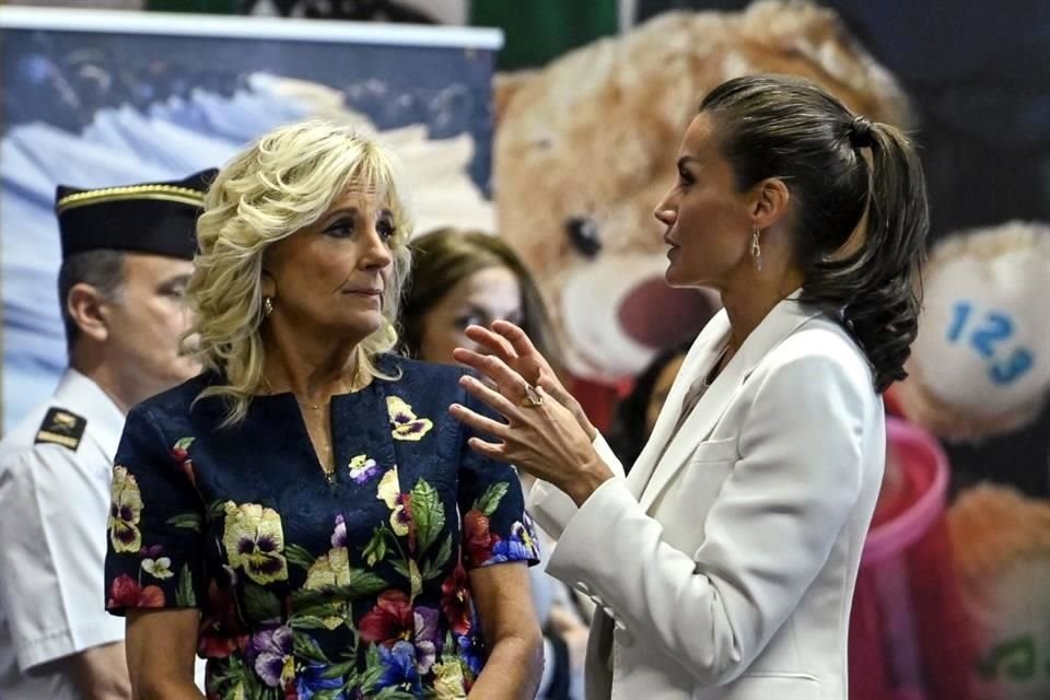 La Reina Letizia (der.) de España y la primera dama de Estados Unidos, Jill Biden (izq.), visitaron un centro de refugiados ucranianos en Madrid.