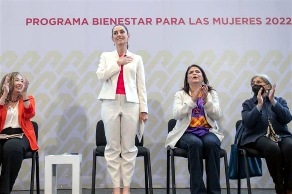 La Jefa de Gobierno, Claudia Sheinbaum, pidió al TEPJF detener lo que considera un 'hostigamiento' de autoridades electorales. En la imagen participa en la entrega de apoyos a mujeres.