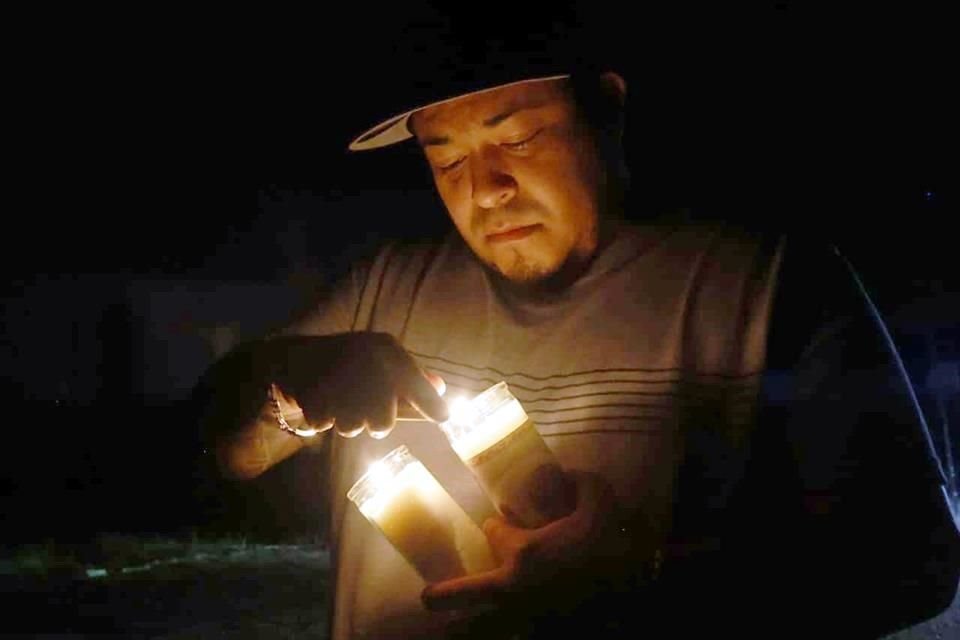 Wilman Siciliano colocó anoche un par de veladoras en el lugar de la tragedia.