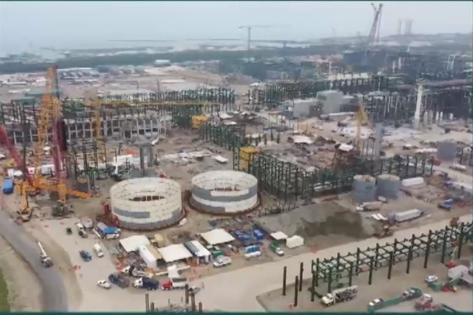 Dentro de la refinería de Dos Bocas aún continúan las obras.