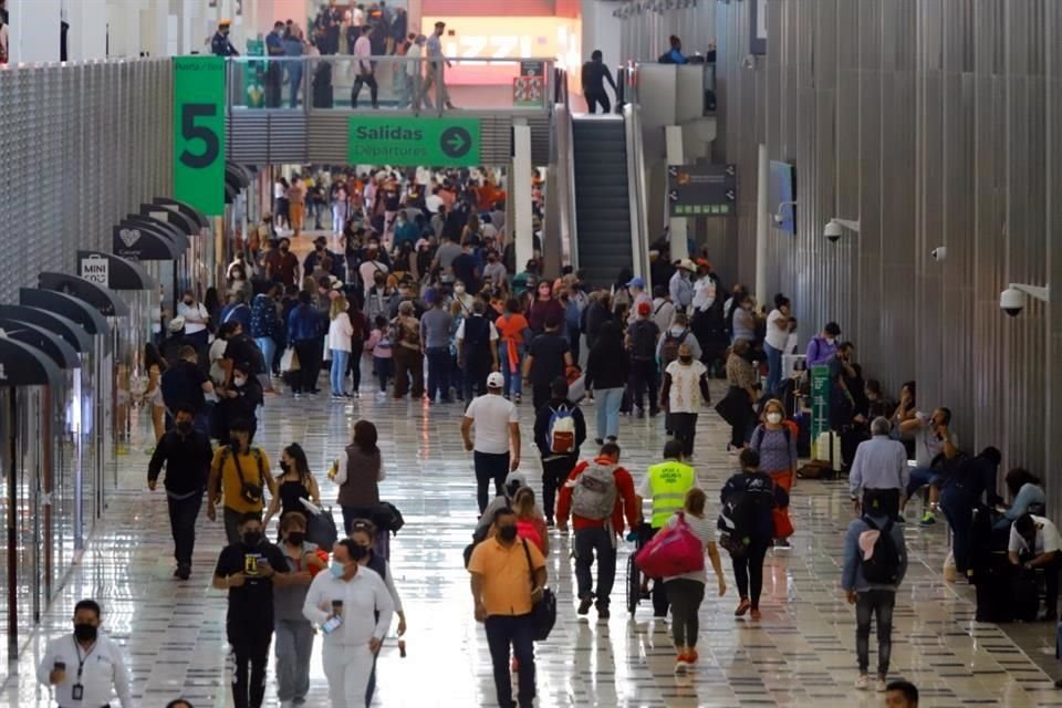 Las demoras provocan que familiares deambulen en pasillos, saturen los baños y hagan fila en los comercios.