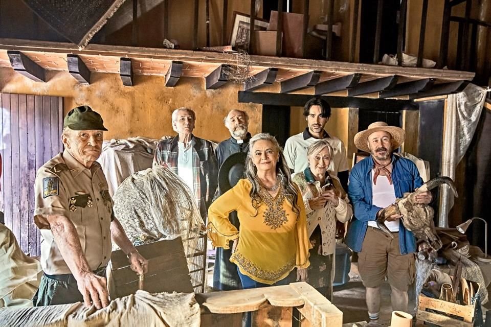 El elenco está conformado por María del Carmen Farías, José Carlos Rodríguez, Susana Alexander, Juan Carlos Colombo, Odiseo Bichir y Otto Sirgo.