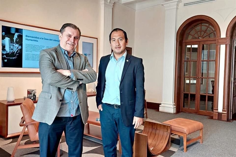 Cícero Williams, director del Centro Eugenio Garza Sada, y César Salinas, historiador.
