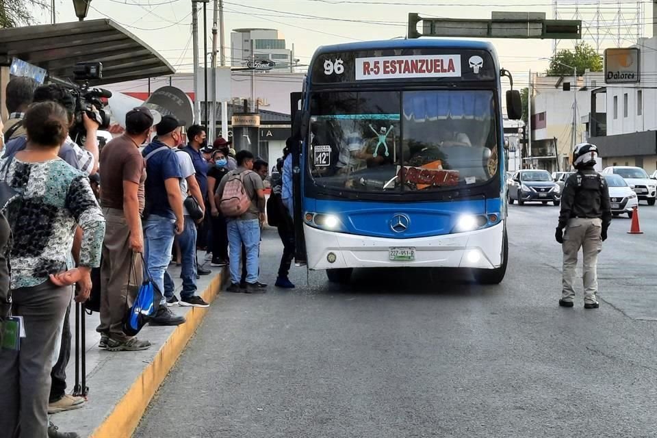 Desde ayer algunas unidades urbanas amanecieron con nuevas leyendas que anunciaban el cobro de 15 pesos.