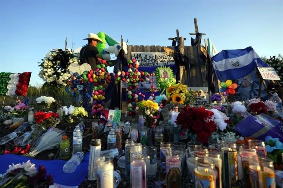 Roberto Márquez trabaja para agregar cruces en un memorial instalado en San Antonio, Texas, en honor a los migrantes que murieron asfixiados dentro de un tráiler.