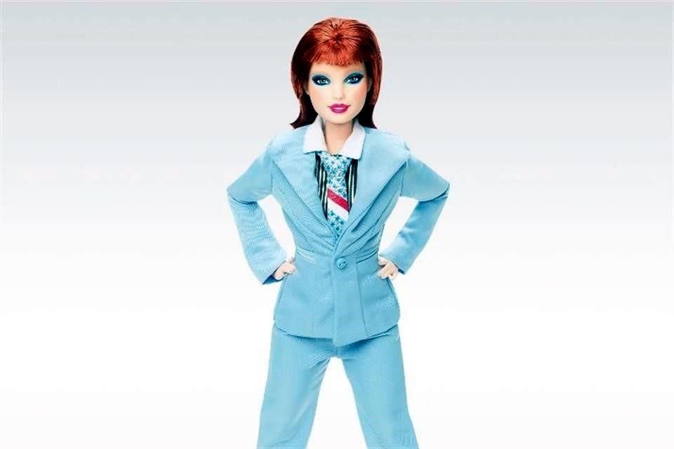 La casa de juguetes Mattel lanzó una nueva muñeca Barbie en honor a David Bowie por el 50 aniversario de su álbum 'Hunky Dory'.