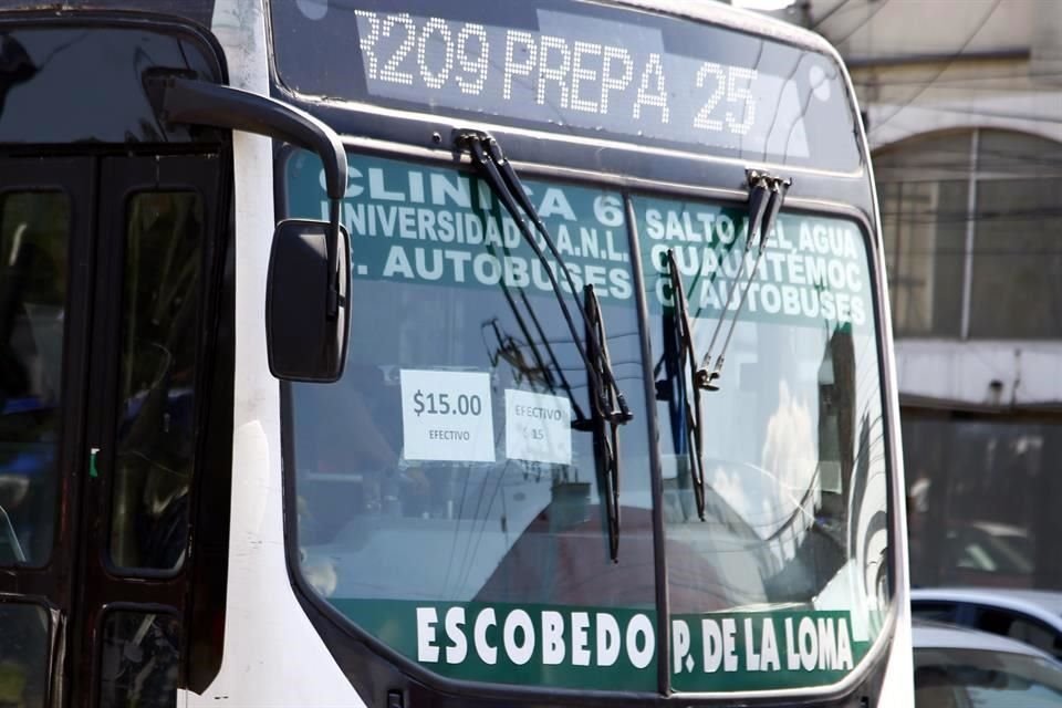 Varias rutas del transporte público continuaron con el cobro de 15 pesos en la tarifa.