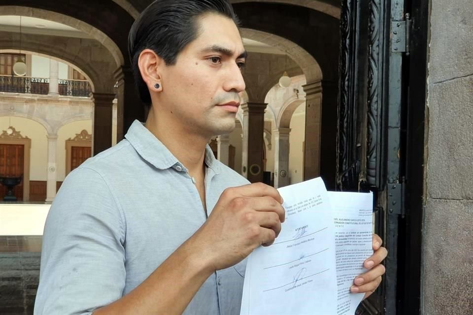 El consejero Jesús Valdés entregó el documento en la Oficialía de Partes.