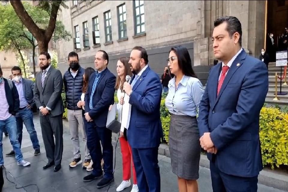 En las puertas de la SCJN, el diputado Diego Garrido, de Acción Nacional, dijo confiar en que el recurso sea resuelto a su favor.