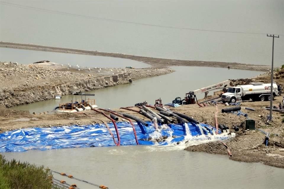 Trabajadores de AyD instalaron una malla de plástico en color azul que sirve de barrera para evitar filtraciones y facilitar la extracción de agua.
