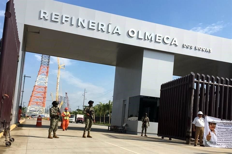 Entre el calor de Paraíso, Tabasco, la gente esperó la inauguración de la refinería de Dos Bocas, misma que afirman los beneficiará.