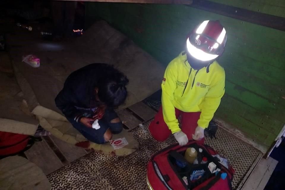 Los socorristas auxiliaron a la otra mujer herida, quien no supo dar información sobre lo sucedido.