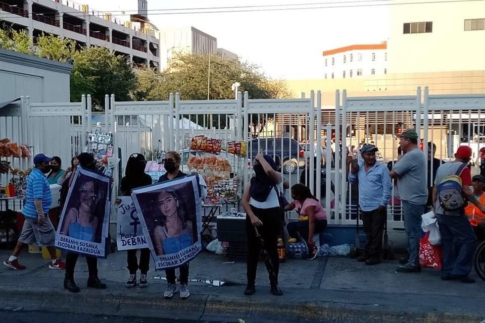 Desde las 17:30 horas llegó el féretro a las instalaciones del Servicio Médico Forense del hospital, donde se realizará una nueva autopsia.