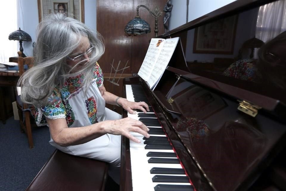 Julieta Fierro es una mujer de ciencia, pero sensible a las artes. A los 74 años se ha entregado al estudio del piano.