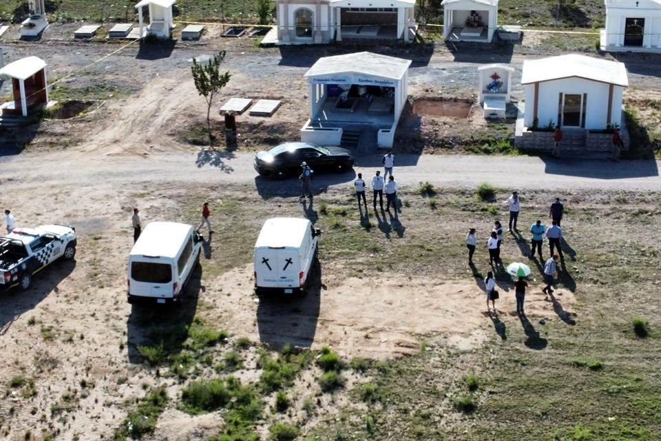 Tras cinco horas, restos de Debanhi Escobar son exhumados del panteón de Laguna de Labradores, en Galeana, y llevados al Anfiteatro del HU.