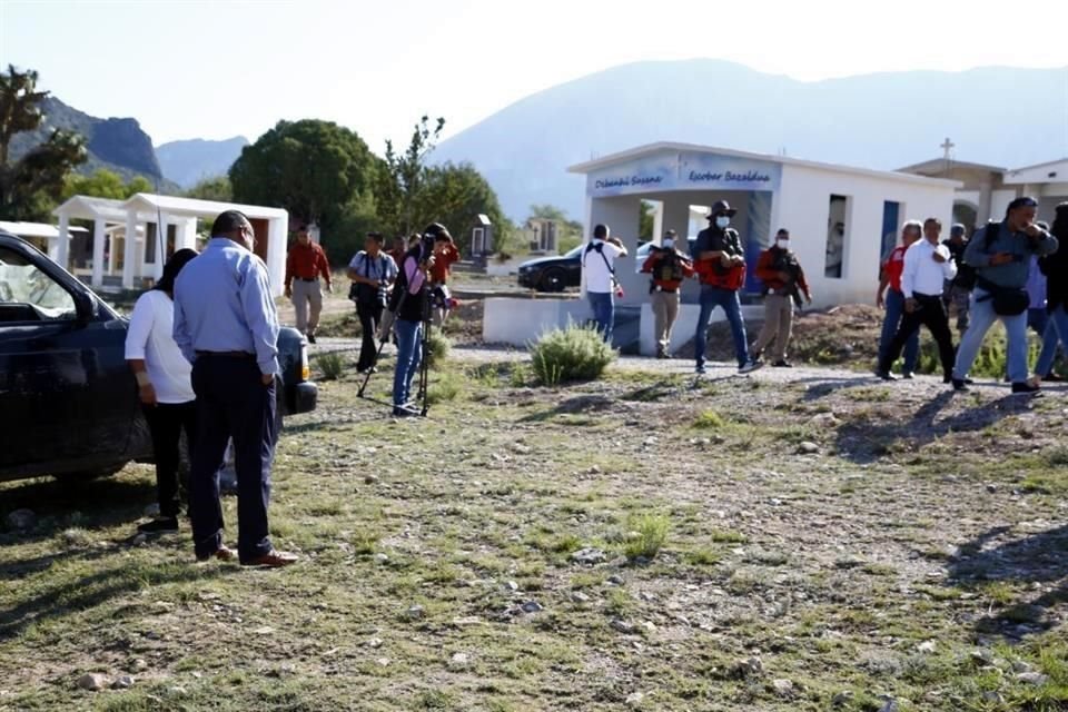 Tras cinco horas, restos de Debanhi Escobar son exhumados del panteón de Laguna de Labradores, en Galeana, y llevados al Anfiteatro del HU.