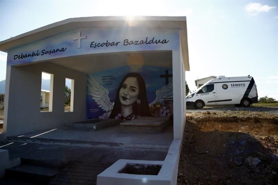 Tras cinco horas, restos de Debanhi Escobar son exhumados del panteón de Laguna de Labradores, en Galeana, y llevados al Anfiteatro del HU.