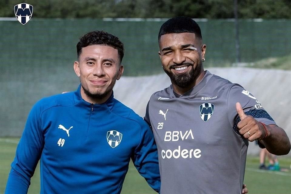 Joao Rojas (izq.) tuvo su primer entrenamiento con Rayados y posó junto al otro refuerzo, Rodrigo Aguirre.