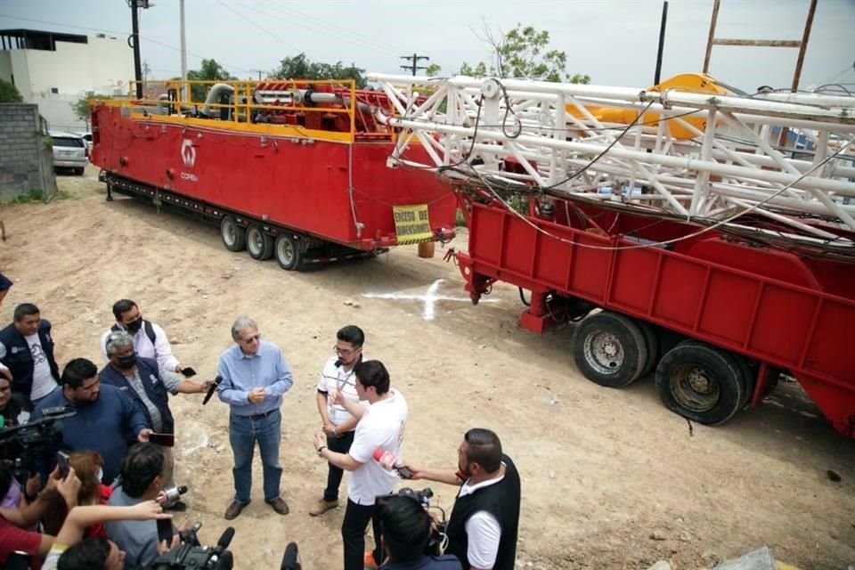 Barragán presentó al Gobernador Samuel García la maquinaria traída de Guanajuato para empezar la excavación de uno de estos pozos profundos cerca del tanque La Silla, en Guadalupe.