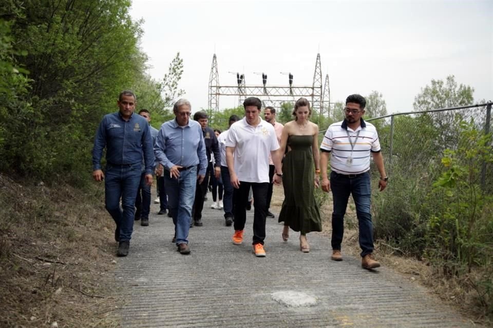 Barragán presentó al Gobernador Samuel García la maquinaria traída de Guanajuato para empezar la excavación de uno de estos pozos profundos cerca del tanque La Silla, en Guadalupe.