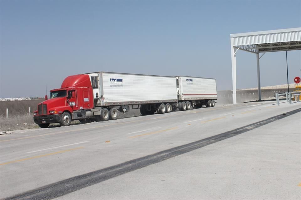 'Polleros' ofrecen desde 7 mil hasta 60 mil pesos por persona a choferes de tráileres para que transporten a migrantes hacia la frontera con Estados Unidos.