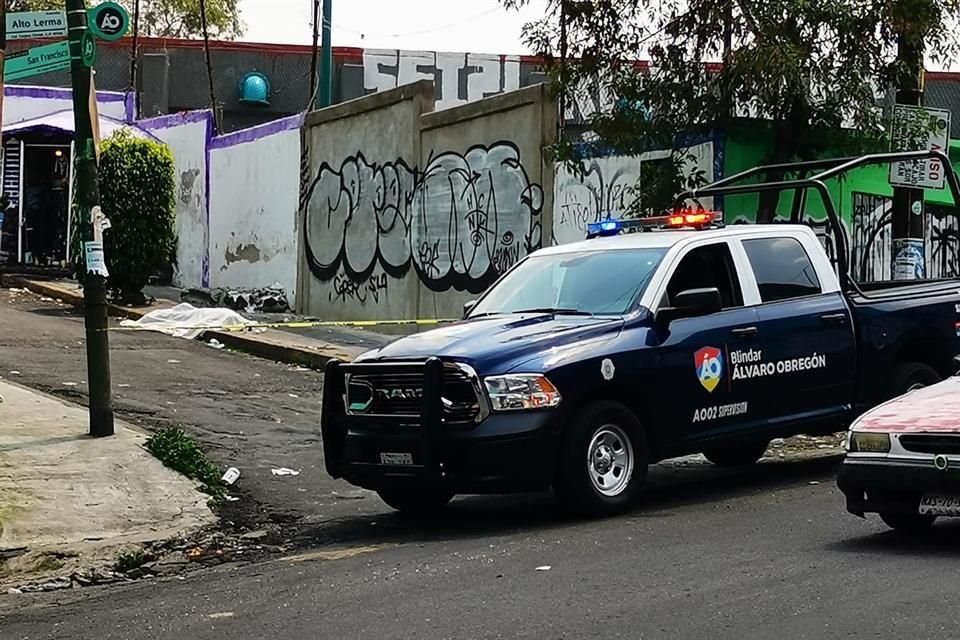 'Estuvo bebiendo y bebiendo desde el viernes, luego andaba sin playera y hoy (sábado) una señora salió en la mañana a la calle y lo encontró tirado así, no se movía ni nada', comentó un vecino.