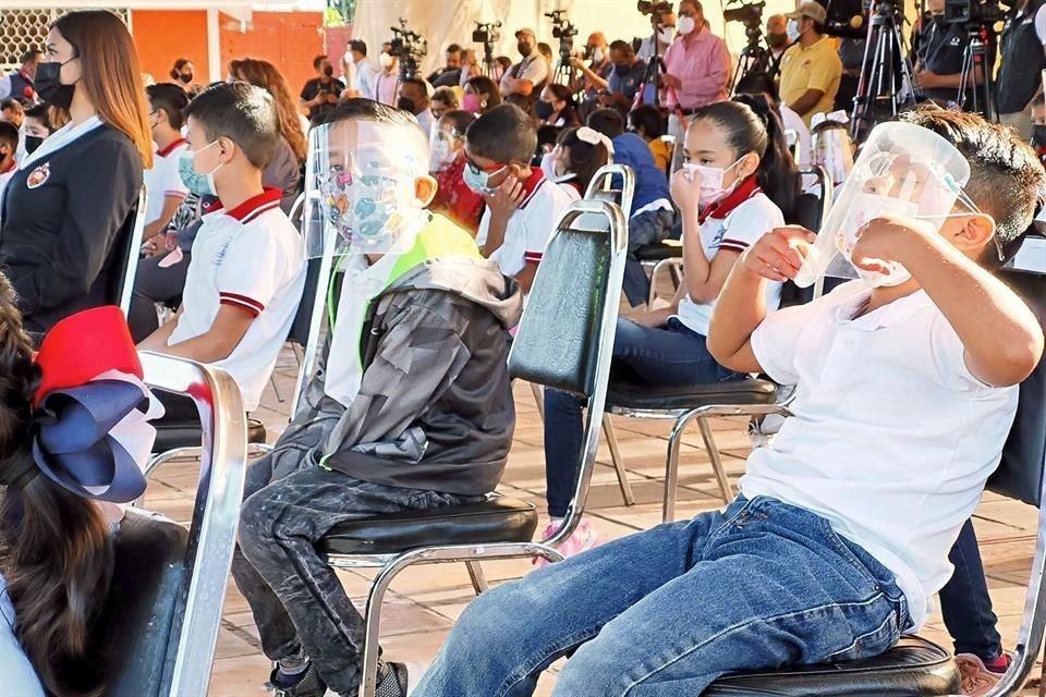 Hay que fomentar en los niños el uso de cubrebocas y la sana distancia.