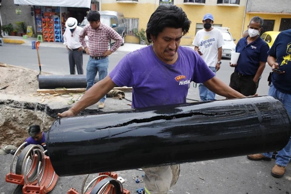 Después del cierre de válvulas para reducir el flujo de agua, el tubo fue reparado, por lo que los colonos confiaron en que cesará el brote subterráneo.