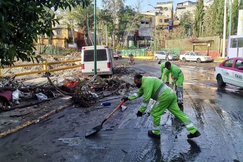 Tras desbordamiento de Presa Becerra, en Álvaro Obregón, autoridades realizan trabajos de limpieza; han retirado 50 metros cúbicos de lodo.