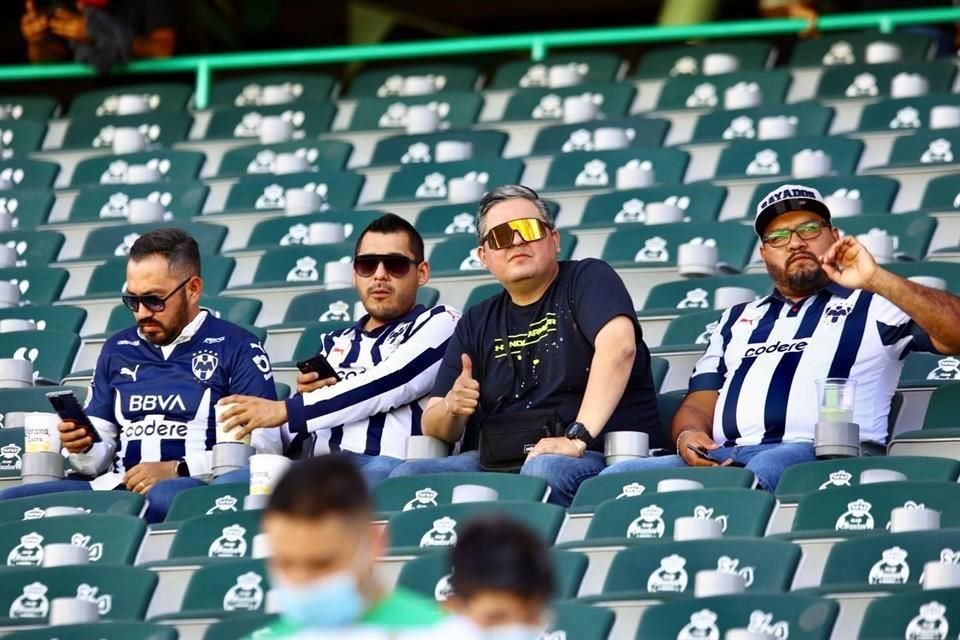 Los aficionados ingresaron al Estadio Corona sin problemas.