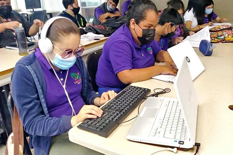 La prepa está dentro de la Universidad Tecnológica Santa Catarina, lo que permite tener acceso a infraestructura y capacitación.