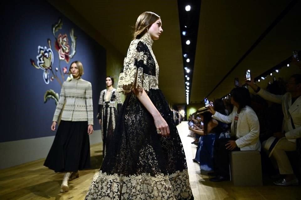 La casa de moda Dior presentó este lunes una gama de nuevos vestidos de alta costura, en un desfile que hizo un guiño a Ucrania.
