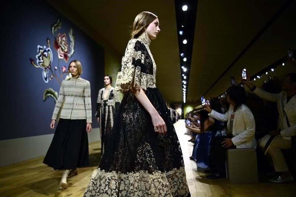 La casa de moda Dior presentó este lunes una gama de nuevos vestidos de alta costura, en un desfile que hizo un guiño a Ucrania.