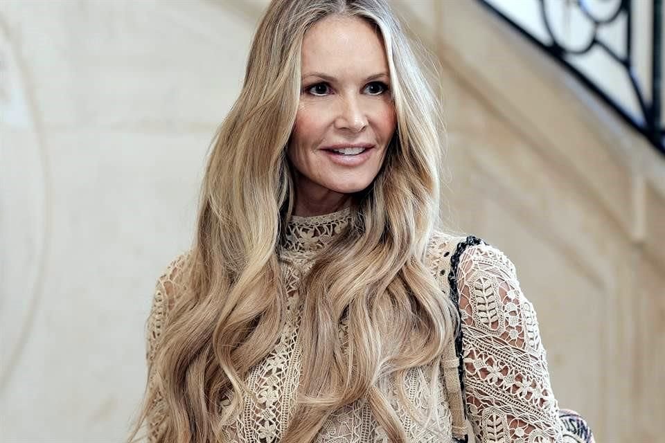 La actriz Elle Macpherson fue una de las invitadas al desfile Dior Haute Couture Fall/Winter 2022-2023.