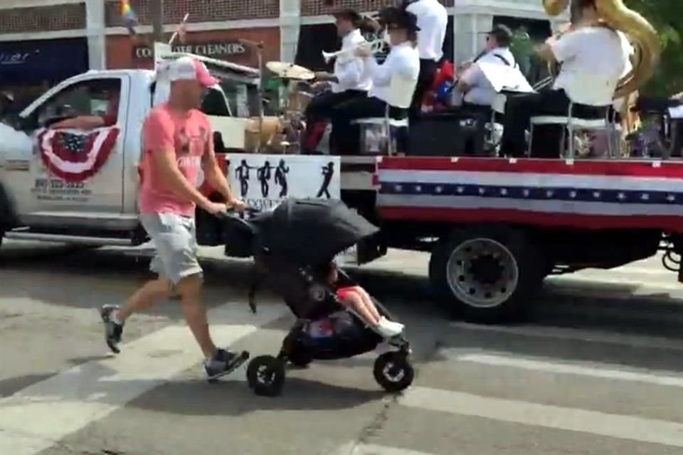 Un hombre empuja una carreola mientras huye de los disparos durante el Desfile del 4 de Julio en Highland Park, Illinois.