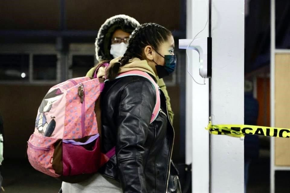 Una estudiante de secundaria en el ingreso a su plantel en Toluca, Estado de México, en enero pasado.