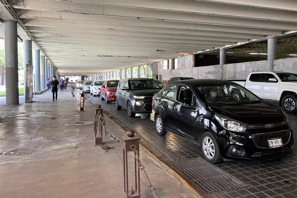 Las filas de autos llegaron ayer hasta Juan Ignacio Ramón.