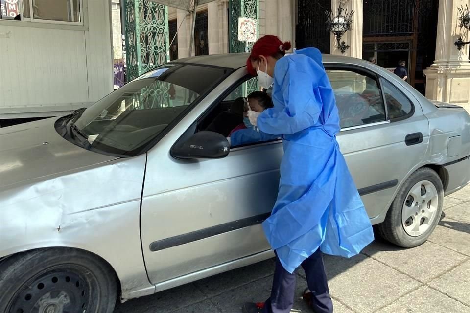 Las filas de autos llegaron ayer hasta Juan Ignacio Ramón.