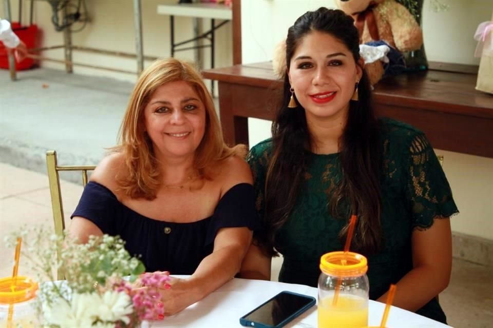 Cecilia González y Lorena Flores