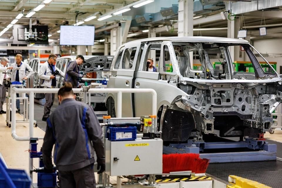 Los equipos de ensamblaje y otra maquinaria se trasladarán a la planta de Volkswagen en Kaluga, de la que es propietaria directa y en la que emplea a casi 4 mil 200 trabajadores.