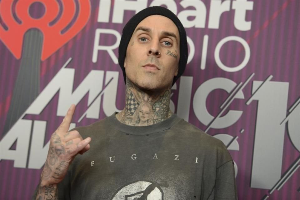 Travis Barker fue captado mientras realizaba un paseo con su familia, tras superar la pancreatitis que lo llevó al hospital.