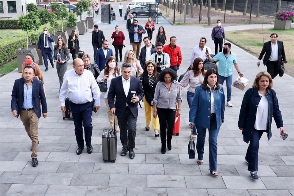 Bancada del PRI acompaña a Alito para ingresar al recinto legislativo donde se discutiría la reforma eléctrica este año.