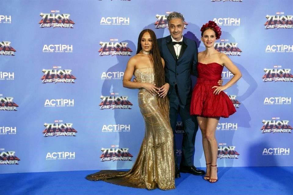 Tessa Thompson, el director Taika Waititi y Natalie Portman, posando para las cámaras.